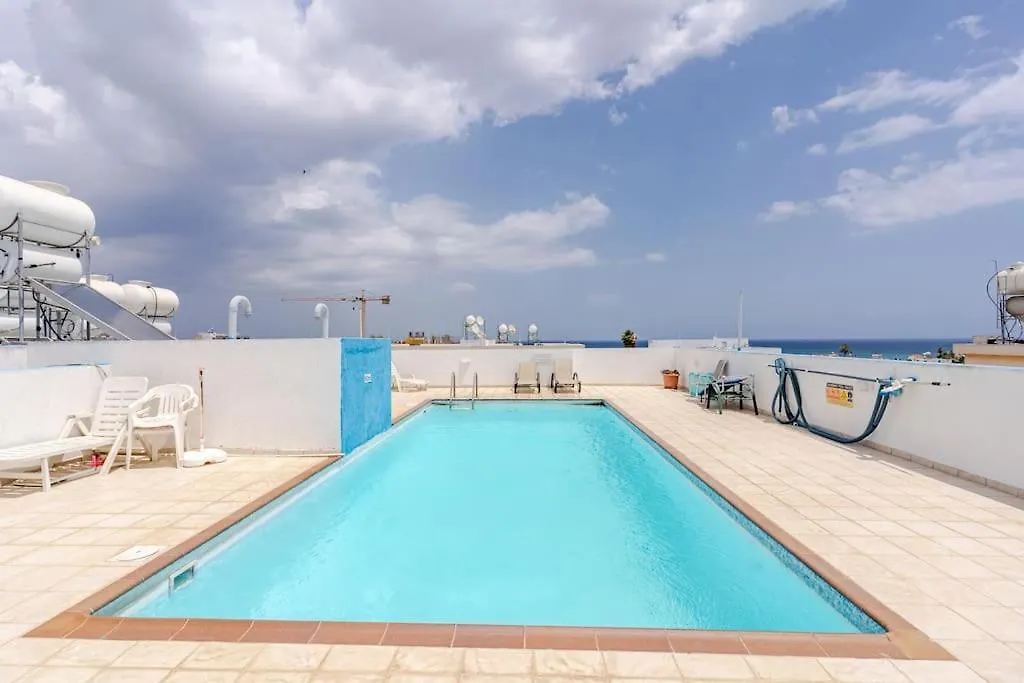 Carisa Downtown With Rooftop Pool Lárnaca