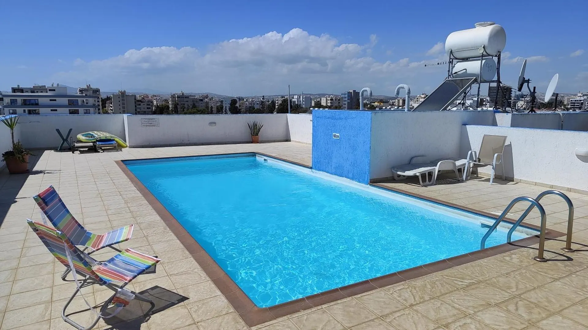 Carisa Downtown With Rooftop Pool Lárnaca